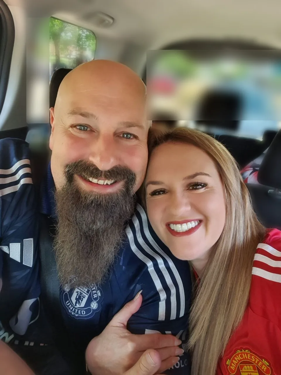 Manchester United formal giysileri içinde Neil Lock ve Natalie