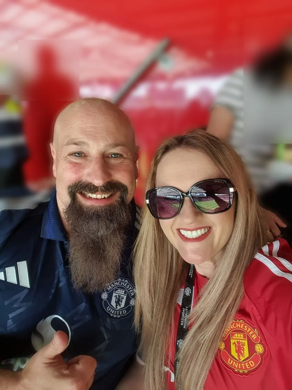 Neil Lock a Natalie na zápase Manchester United